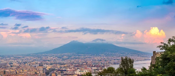 Napels en de Vesuvius in Italië — Stockfoto