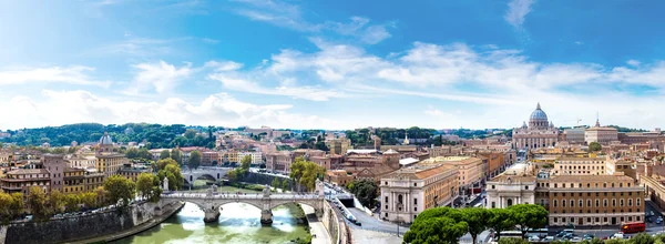 Rome et la basilique Saint-Pierre au Vatican — Photo