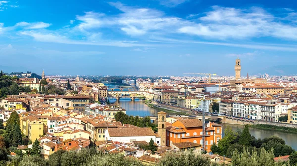 Ponte vecchio an einem schönen Tag — Stockfoto