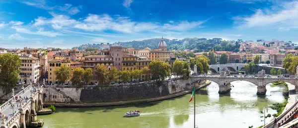 Řím a Tiber v letním dni — Stock fotografie