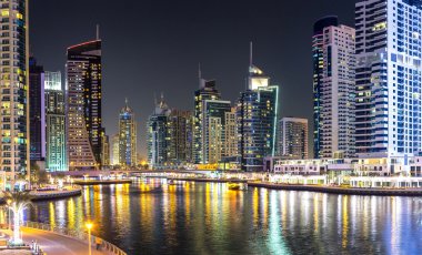 Dubai Yat Limanı bir yaz gece