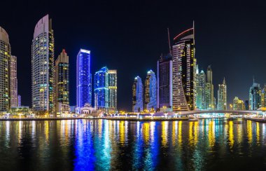 Dubai Yat Limanı bir yaz gece