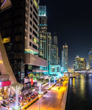 Dubai Yat Limanı bir yaz gece