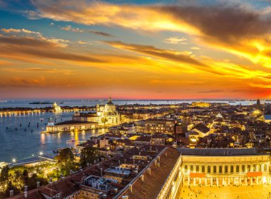 Venedik havadan görünümü altında günbatımı