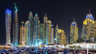 Dubai Yat Limanı bir yaz gece