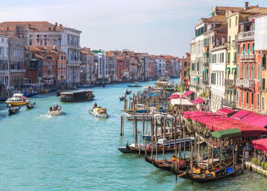 Gondol Venedik Canal Grande üzerinde