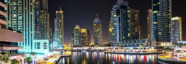 Dubai Yat Limanı bir yaz gece