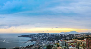 Günbatımı üzerinde Napoli, İtalya