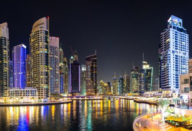 Dubai Yat Limanı bir yaz gece