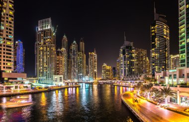 Dubai Yat Limanı bir yaz gece