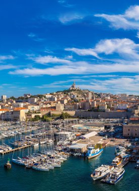 Notre Dame de la Garde ve eski port Marseille