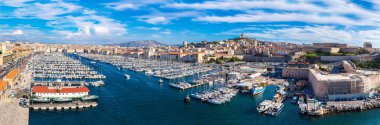 Notre Dame de la Garde ve eski port Marseille