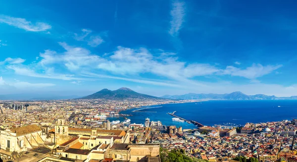 Napoli e Monte Vesúvio na Itália — Fotografia de Stock