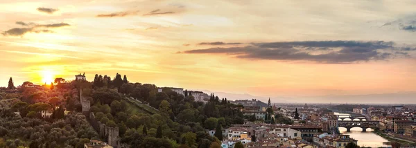 Ponte Vecchio au coucher du soleil à Florence — Photo