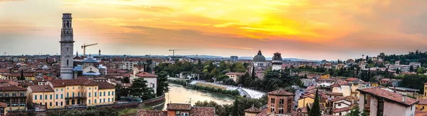 Verona ao pôr do sol na Itália — Fotografia de Stock