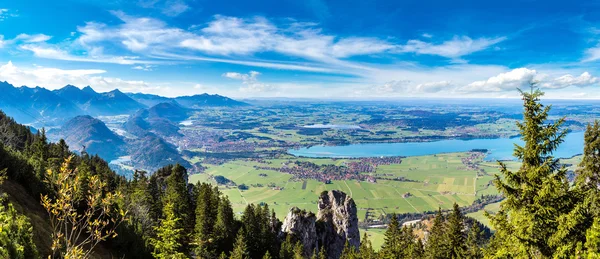 Зеленые поля Баварии в Германии — стоковое фото