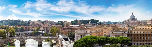 Roma y Basílica de San Pedro en el Vaticano —  Fotos de Stock