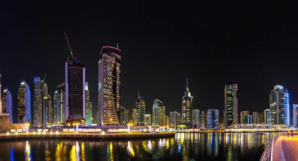 Μαρίνα του Ντουμπάι σε μια καλοκαιρινή νύχτα — Φωτογραφία Αρχείου