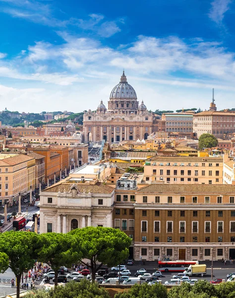 Rome et la basilique Saint-Pierre au Vatican — Photo