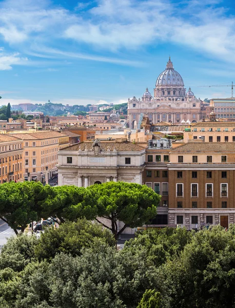 Roma y Basílica de San Pedro en el Vaticano — Foto de Stock