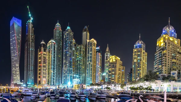 Dubai Marina in einer Sommernacht — Stockfoto