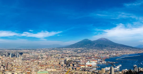 Napoli e il Vesuvio in Italia — Foto Stock