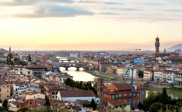 Floransa'daki Ponte Vecchio adlı günbatımı — Stok fotoğraf