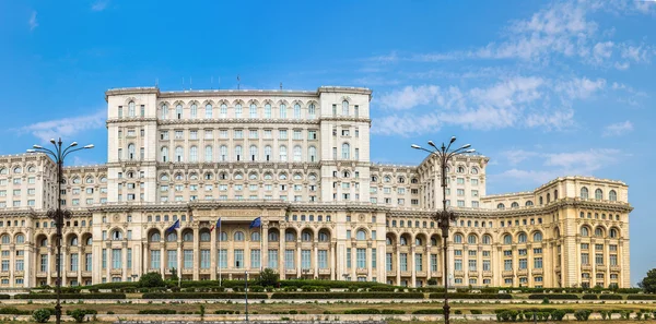 Parlamentet i Bukarest sommardag — Stockfoto