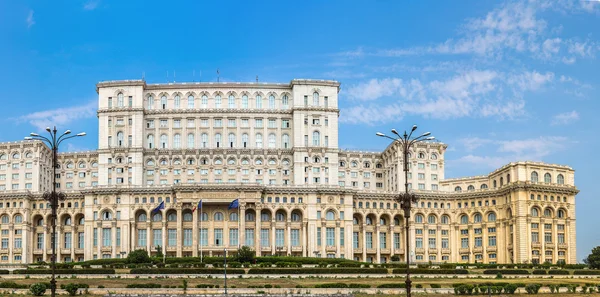 Parlement à Bucarest le jour de l'été — Photo