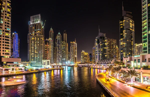 Μαρίνα του Ντουμπάι σε μια καλοκαιρινή νύχτα — Φωτογραφία Αρχείου