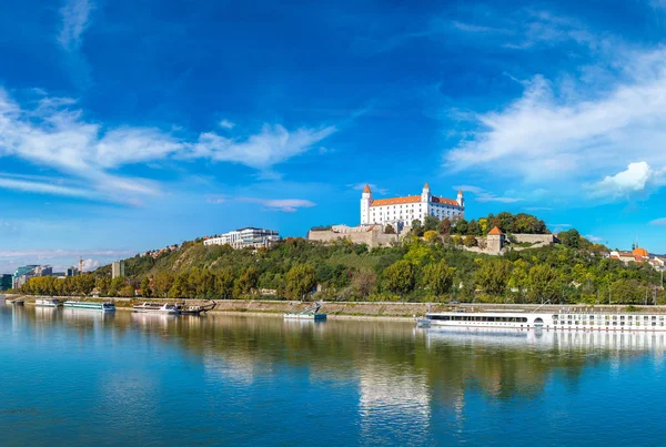 Castillo medieval en Bratislava, Eslovaquia — Foto de Stock