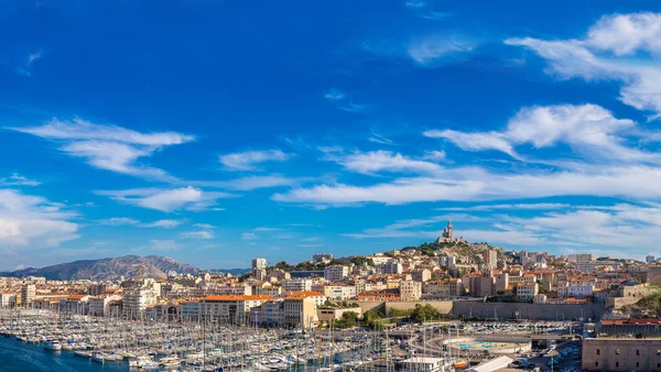 Notre Dame de la Garde en de oude haven van Marseille — Stockfoto