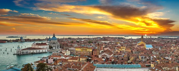 Venedik havadan görünümü altında günbatımı