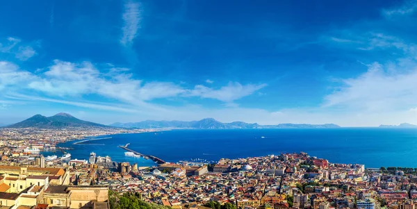 Napels en de Vesuvius in Italië — Stockfoto