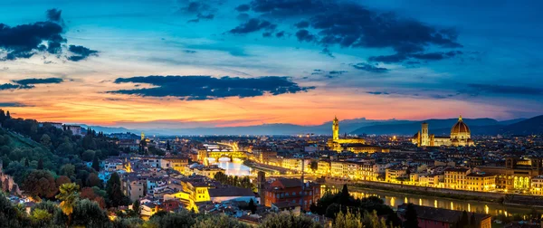 Katedralen Santa Maria del Fiore i blomster — Stockfoto