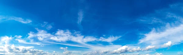 Belo céu em um dia de verão — Fotografia de Stock