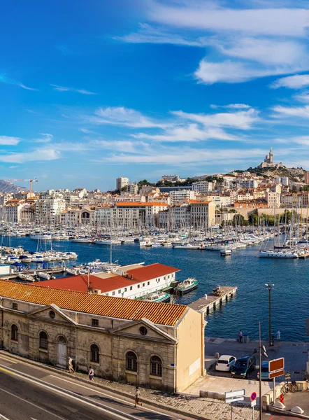 Notre Dame de la Garde und alter Hafen in Marseille — Stockfoto