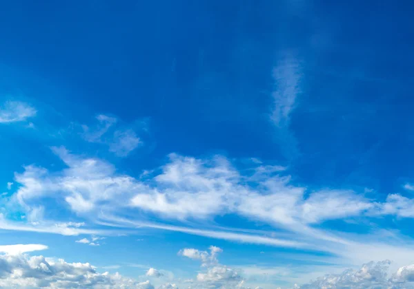 Piękne niebo w letni dzień — Zdjęcie stockowe