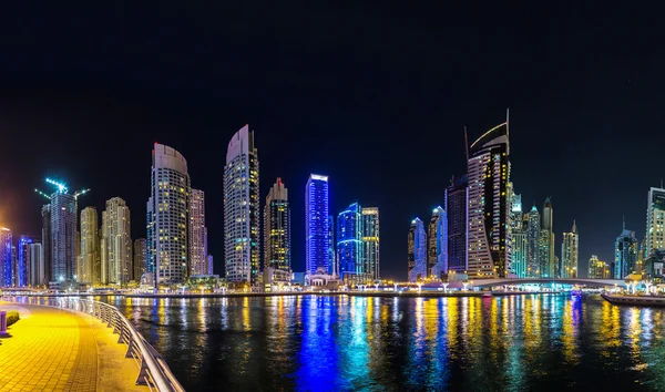 Dubai Marina in einer Sommernacht — Stockfoto