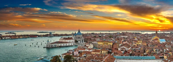 Venedik havadan görünümü altında günbatımı