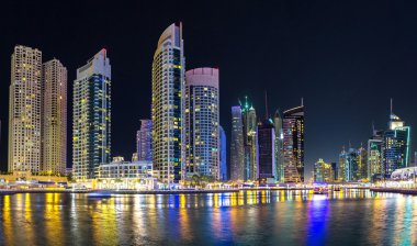 Dubai Yat Limanı bir yaz gece