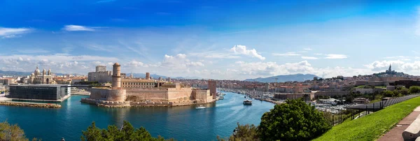 Notre Dame de la Garde i olf portu w Marsylii, Francja — Zdjęcie stockowe