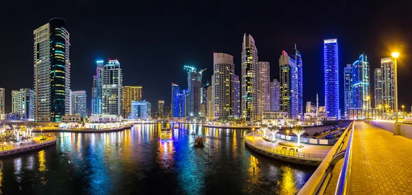Dubai marina dans une nuit d'été — Photo