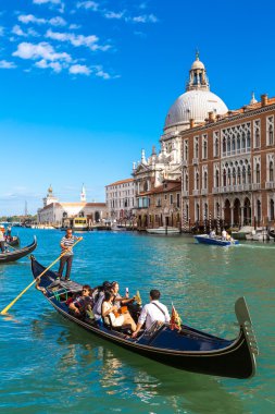 Gondol Canal Grande üzerinde