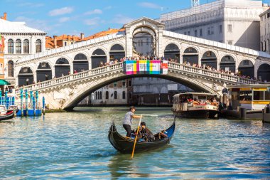 Gondol Canal Grande üzerinde
