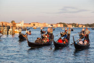 Gondol Canal Grande üzerinde