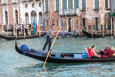 Gondol Canal Grande üzerinde