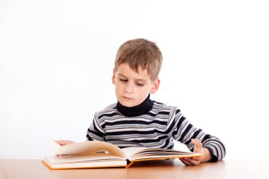 Öğrenci kitap okumak