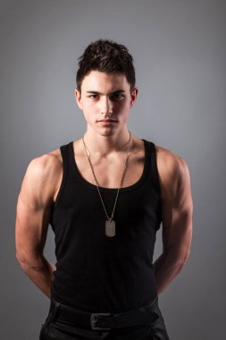 siyah tişörtlü adam