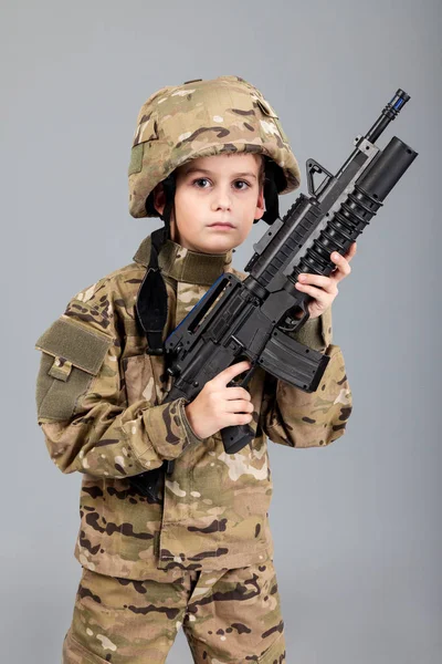 Young boy with gun — Stock Photo, Image